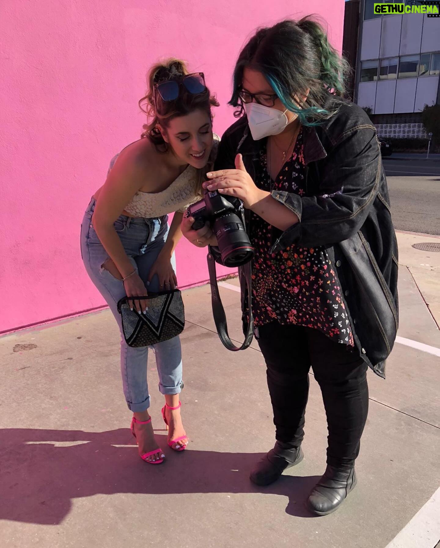 Denyzee Instagram - Souvenir d’un cool photoshoot à Los Angeles 📸 avec la merveilleuse @tammievalerofficial. J’ai toujours rêvé faire des shooting photo, pourtant je suis toujours gênée quand vient le moment d’être devant la caméra et de paraître décontractée. Je met mon cerveau sur off et je souris 😂😂 J’adore trouver un photographe dans les endroits que je visite et immortaliser ces moments, c’est comme un petit cadeau que je me fais, pour avoir un souvenir des moments heureux que je vis 🤍 un peu de self love, ça fait du bien et je vous encourage à prendre ce petit temps de bonheur pour vous, même si ça vous gêne. Quelle est la chose que vous aimeriez faire mais que vous n’osez pas? Hâte de lire vos commentaires 🎉 #fashion #photoshoot #la #losangeles #outfit #ootd #fashionblogger #fashionstyle #trusttheprocess #trust #confiance #motivation #motivational #paulsmith #paulsmithpinkwall #pinkwall #pinkaesthetic