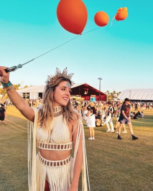 Denyzee Instagram - Coachella jour 3 🎡☀️ dernière journée pour clôturer le festival et aujourd’hui c’était: @willowsmith, @blink182 et @skrillex 🤯

Vous trouvez pas que je ressemble à la statue de la liberté?🗽🤣 note mon outfit /10.

#coachella #coachellaoutfit #ootd #coachellastyle #coachellafestival #coachella2023