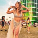 Denyzee Instagram - Coachella jour 2 🎡☀️ aujourd’hui au programme c’est: @rosalia.vt, @taleofus, @blackpinkofficial, @ericprydz et @calvinharris 🥹 Note mon outfit /10 dans les commentaires ☀️💜 #coachella #coachellaoutfit #coachellastyle #coachellafestival #coachella2023 @coachella