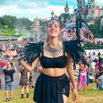 Denyzee Instagram – Photo dump 📸 @tomorrowland jour 2 c’était incroyable! Au programme c’était @lostfrequencies @arminvanbuuren @taleofus @johnnewmanmusic @nervomusic @dimitrivegasandlikemike @kungs 

Programmation de fou 🔥🎶 je vous mets au défi combien de plumes se trouvent sur la photo? 

#tomorrowland #music #festival #festivaloutfit #musicfestival #tomorrowlandoutfit #festivalfashion #festivallife #festivals