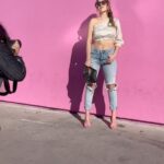 Denyzee Instagram - Souvenir d’un cool photoshoot à Los Angeles 📸 avec la merveilleuse @tammievalerofficial. J’ai toujours rêvé faire des shooting photo, pourtant je suis toujours gênée quand vient le moment d’être devant la caméra et de paraître décontractée. Je met mon cerveau sur off et je souris 😂😂 J’adore trouver un photographe dans les endroits que je visite et immortaliser ces moments, c’est comme un petit cadeau que je me fais, pour avoir un souvenir des moments heureux que je vis 🤍 un peu de self love, ça fait du bien et je vous encourage à prendre ce petit temps de bonheur pour vous, même si ça vous gêne. Quelle est la chose que vous aimeriez faire mais que vous n’osez pas? Hâte de lire vos commentaires 🎉 #fashion #photoshoot #la #losangeles #outfit #ootd #fashionblogger #fashionstyle #trusttheprocess #trust #confiance #motivation #motivational #paulsmith #paulsmithpinkwall #pinkwall #pinkaesthetic