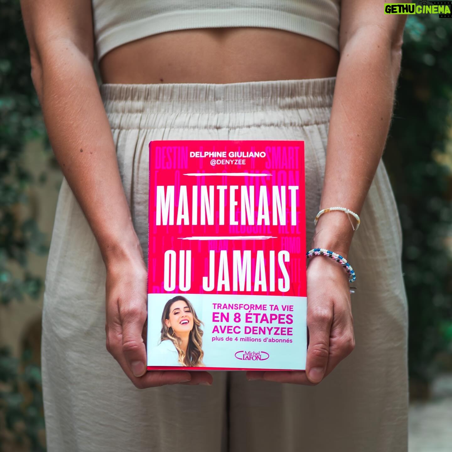 Denyzee Instagram - La tournée commence demain! J’ai super hâte de pouvoir vous prendre dans les bras, de vous rencontrer et de mettre des visages sur des gens qui me soutiennent! Écrire un livre, c’est tellement un énorme projet, beaucoup de travail, mais vous voir l’avoir dans les mains, le lire et m’envoyer vos retours est la plus belle des récompenses que j’ai pu expérimenté dans ma vie. Ça transcende toutes les émotions que j’ai pu expérimenter jusqu’à présent, c’est vraiment fou de me dire que jusqu’à présent j’avais pu « aider » et « challenger » une dizaine de mes proches à sortir de leur zone de confort, mais qu’à partir de maintenant je peux en challenger des centaines de milliers en même temps! 🤍 Autant que l’avenir et les réseaux sociaux me font parfois peur, autant que je trouve l’impact extrêmement puissant et incroyable! 🤯🤩 Merci à tous pour vos retours et j’ai hâte de vous rencontrer 🫶 #livre #maintenantoujamais #book #livreaddict #livres #sortielivre @editionsmichellafon