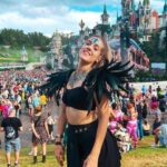 Denyzee Instagram – Photo dump 📸 @tomorrowland jour 2 c’était incroyable! Au programme c’était @lostfrequencies @arminvanbuuren @taleofus @johnnewmanmusic @nervomusic @dimitrivegasandlikemike @kungs 

Programmation de fou 🔥🎶 je vous mets au défi combien de plumes se trouvent sur la photo? 

#tomorrowland #music #festival #festivaloutfit #musicfestival #tomorrowlandoutfit #festivalfashion #festivallife #festivals