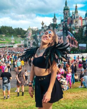 Denyzee Instagram - Photo dump 📸 @tomorrowland jour 2 c’était incroyable! Au programme c’était @lostfrequencies @arminvanbuuren @taleofus @johnnewmanmusic @nervomusic @dimitrivegasandlikemike @kungs 

Programmation de fou 🔥🎶 je vous mets au défi combien de plumes se trouvent sur la photo? 

#tomorrowland #music #festival #festivaloutfit #musicfestival #tomorrowlandoutfit #festivalfashion #festivallife #festivals