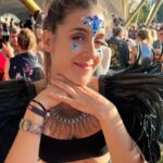 Denyzee Instagram - Photo dump 📸 @tomorrowland jour 2 c’était incroyable! Au programme c’était @lostfrequencies @arminvanbuuren @taleofus @johnnewmanmusic @nervomusic @dimitrivegasandlikemike @kungs Programmation de fou 🔥🎶 je vous mets au défi combien de plumes se trouvent sur la photo? #tomorrowland #music #festival #festivaloutfit #musicfestival #tomorrowlandoutfit #festivalfashion #festivallife #festivals
