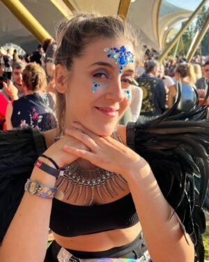 Denyzee Instagram - Photo dump 📸 @tomorrowland jour 2 c’était incroyable! Au programme c’était @lostfrequencies @arminvanbuuren @taleofus @johnnewmanmusic @nervomusic @dimitrivegasandlikemike @kungs 

Programmation de fou 🔥🎶 je vous mets au défi combien de plumes se trouvent sur la photo? 

#tomorrowland #music #festival #festivaloutfit #musicfestival #tomorrowlandoutfit #festivalfashion #festivallife #festivals