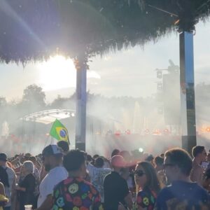 Denyzee Instagram - Photo dump 📸 @tomorrowland jour 2 c’était incroyable! Au programme c’était @lostfrequencies @arminvanbuuren @taleofus @johnnewmanmusic @nervomusic @dimitrivegasandlikemike @kungs 

Programmation de fou 🔥🎶 je vous mets au défi combien de plumes se trouvent sur la photo? 

#tomorrowland #music #festival #festivaloutfit #musicfestival #tomorrowlandoutfit #festivalfashion #festivallife #festivals