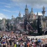 Denyzee Instagram – Photo dump 📸 @tomorrowland jour 2 c’était incroyable! Au programme c’était @lostfrequencies @arminvanbuuren @taleofus @johnnewmanmusic @nervomusic @dimitrivegasandlikemike @kungs 

Programmation de fou 🔥🎶 je vous mets au défi combien de plumes se trouvent sur la photo? 

#tomorrowland #music #festival #festivaloutfit #musicfestival #tomorrowlandoutfit #festivalfashion #festivallife #festivals