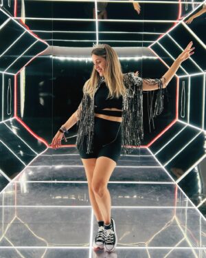 Denyzee Instagram - Tomorrowland jour 1 ☀️🤩🎉 quel incroyable festival, coloré, féerique et hors du temps! Moi qui adore la musique électronique, c’est vraiment un monde à part, une autre planète 🪐 qui rêve d’y aller?

@tomorrowland #tomorrowland #cokestudio #tomorrowlandoutfit #tomorrowland_womens #tomorrowland2023