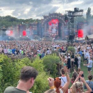 Denyzee Instagram - Tomorrowland jour 1 ☀️🤩🎉 quel incroyable festival, coloré, féerique et hors du temps! Moi qui adore la musique électronique, c’est vraiment un monde à part, une autre planète 🪐 qui rêve d’y aller?

@tomorrowland #tomorrowland #cokestudio #tomorrowlandoutfit #tomorrowland_womens #tomorrowland2023