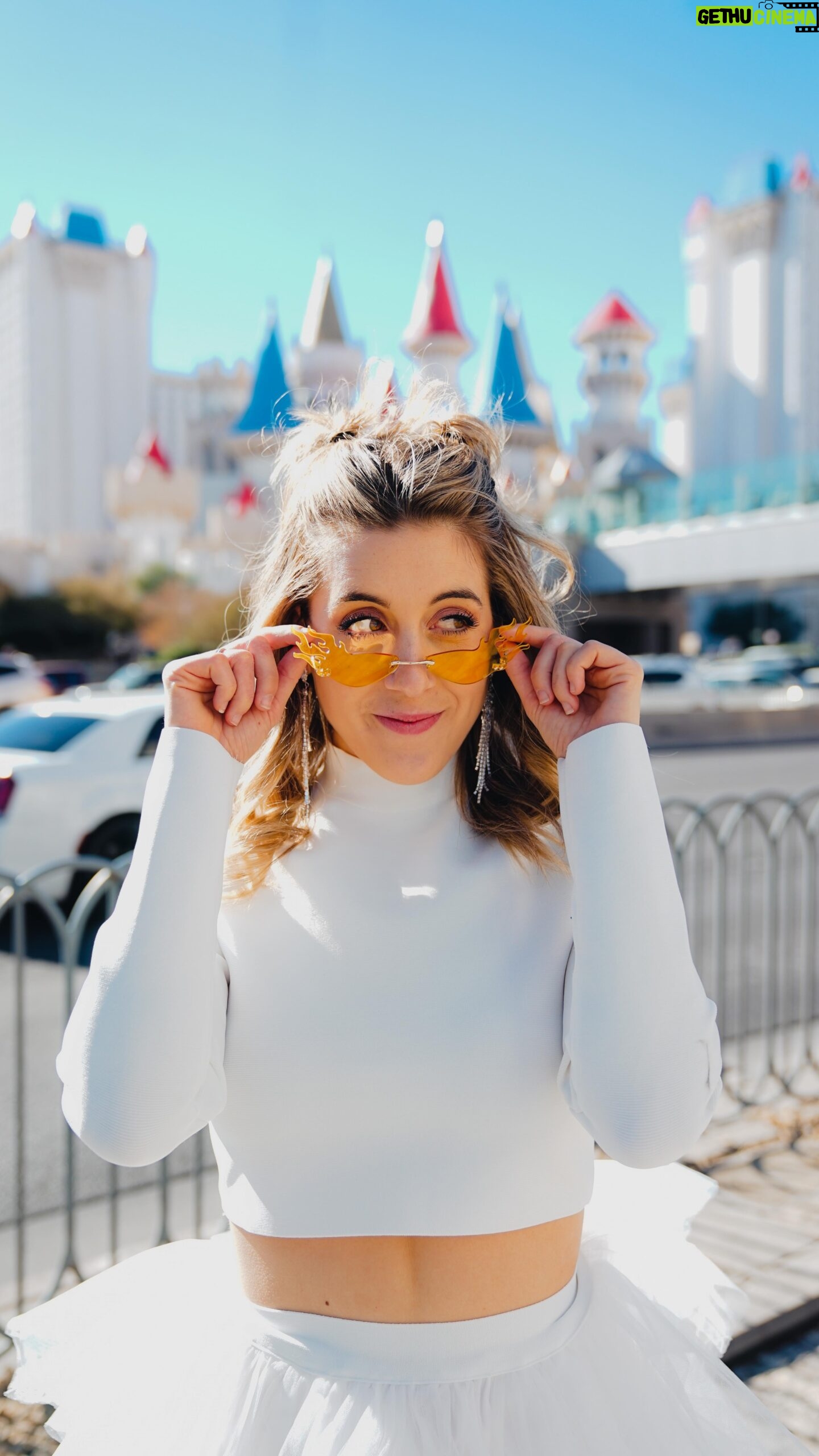 Denyzee Instagram - Always trust the process… ⭐️ encore avec la merveilleuse @marinaandcamera pour ce shooting à Las Vegas, j’étais tellement gênée et je suis pas à l’aise en shooting photo, surtout en pleine foule mais le résultat est fouuuuu 😨🎉 Quelle est la chose qui t’intimide le plus? #fashion #photoshoot #lasvegas #vegas #outfit #ootd #fashionblogger #fashionstyle #trusttheprocess #trust #confiance #motivation #motivational #wedding #weddingphotography #weddingdress #weddinginspiration