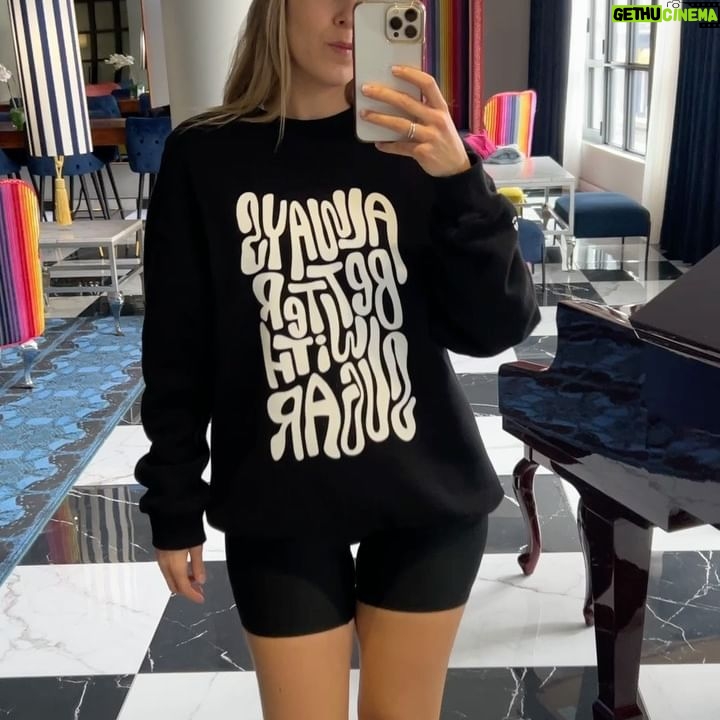 Denyzee Instagram - C’est la finale 🫡🔥 Pour ma marque bébé @electricsugar.co on vous gâte pour la fin officiellement de la collection: jusqu’à -60% sur tout!! C'est votre dernière chance de vous procurer nos vêtements uniques et originaux avant qu'ils ne soient plus disponibles. Ne manquez pas cette opportunité ! 🔥 Merci à toutes et tous pour votre soutien et pour vos nombreux messages 😍🥰 vous êtes incroyable! Pour toute commande passée en mars, on tire 5 clients au sort pour tenter de remporter une surprise de taille et un appel visio avec moi pour vous annoncer la grande nouvelle 🥳🥳🥰🥰 Trop hâte ☀️☀️🤍🤍 #fashion #outfit #streetwear