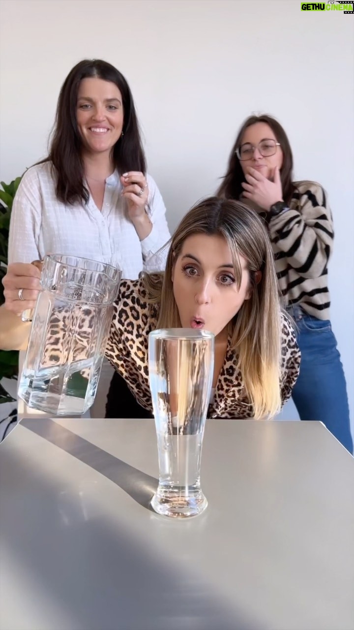 Denyzee Instagram - Petit défi entre amies 🤣 la personne qui perd doit te payer un restaurant 🥒🍟 #challenge #amis #friends #friendchallenge #trend #fun #funny #lol #meme #humour #defi #unholy #girls