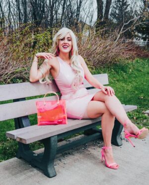 Denyzee Instagram - Hi Barbie 🤣🩷 Quelle version de Barbie fait la plus pleurer 1, 2 ou 3 😭🤣?

Qui a hâte de voir la sortie du film?

#barbie #barbiedoll #barbiestyle #barbiegirl #pink #pinkoutfit #paris