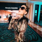 Denyzee Instagram - Bonsoir Paris, Bonsoir Québec, ici Céline! (de wish) 🤣🤣 Nouvelle vidéo sur YouTube! Qui l’a vu? Voici un petit photo dump de ces incroyables moments à Las Vegas 🎰✨ Notez la ressemblance sur /10 dans les commentaires. Thanks to @bodyguard_buddha for being our angel of the day! Merci à mon équipe de choc @manontuf et @amandine_gros_ ✨ #celine #celinedion #24h #doppleganger #sosie #sosiecelinedion #sosies #lasvegas #vegas #photodump #decemberdump #celinedionvegas
