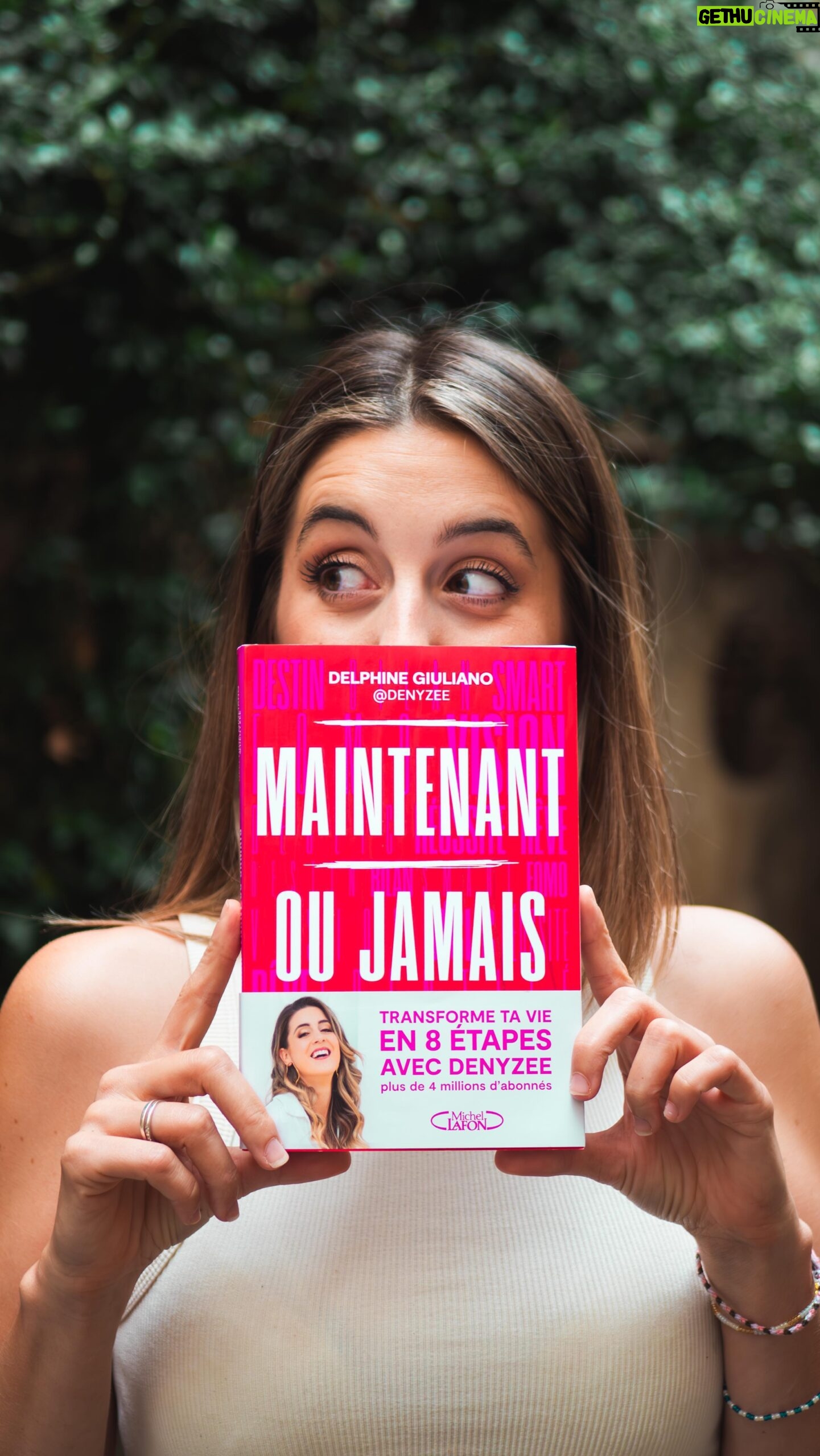 Denyzee Instagram - Maintenant ou jamais est officiellement disponible dans toutes les librairies! 🤩 Pourquoi ce livre? Qu’est-ce qu’on y retrouve dedans? De quoi ça parle? Voici une petite FAQ pour répondre à toutes vos questions. Vous en avez d’autres? Écrivez les en commentaires, je vous y répondrai 🤍🍀 Merci à tous pour votre soutien, et je souhaite du plus profond de mon cœur que cet ouvrage va permettre d’en aider plus un à sortir de sa zone de confort et vivre la vie que vous avez toujours rêvé de vivre 🤍🎉 #livre #annonce #maintenantoujamais