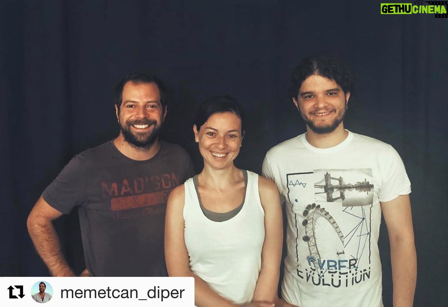 Derya Artemel - 4.9K Likes - #Repost @memetcan_diper with @get_repost
・・・
Bizim Tiyatro’nun 2019-2020 sezonunda sahneleyeceği Roland Topor’un Masanın Altında oyunu provaları devam ediyor.. 😊 @bizim_tiyatro #rolandtopor #masanınaltında #bizimtiyatro