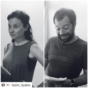 Derya Artemel Instagram - #Repost @bizim_tiyatro with @get_repost
・・・
Bizim Tiyatro’nun yeni oyunu “Masanın Altında”nın provaları başladı. #masanınaltında #rolandtopor #bizimtiyatro