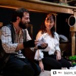 Derya Artemel Instagram - “Masanın Altında”yı İstanbul’un farklı sahnelerinde oynamaya devam ediyoruz. Oyun tarih ve bilgileri için @bizim_tiyatro hesabını takip edebilirsiniz. #Repost @bizim_tiyatro with @get_repost ・・・ “Masanın Altında” 13 Aralık 20.30’da Duru Tiyatro Kadıköy’de. Biletler tiyatrolar.com.tr ve sahne gişesinde. Çevirmenlik yaparak geçimini sağlayan Florence, ek gelir elde etmek için yaşadığı evdeki çalışma masasının altını ayakkabı tamircisi bir göçmene kiralamıştır. Zaman geçtikçe, bir “kiracı kiracısı” olan Dragomir ile Florence arasındaki bağ güçlenmeye ve Florence’in hayatı değişmeye başlar. Kara mizah türündeki oyun, göçmenlik kavramına alışılmadık bir perspektiften bakarken, giderek yalnızlaşan bireyin sıkışmışlığını, kadın-erkek ekseninde anlatıyor. #tiyatro #masanınaltında #bizimtiyatro
