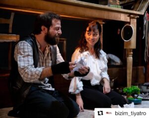 Derya Artemel Instagram - “Masanın Altında”yı İstanbul’un farklı sahnelerinde oynamaya devam ediyoruz. Oyun tarih ve bilgileri için @bizim_tiyatro hesabını takip edebilirsiniz. 
#Repost @bizim_tiyatro with @get_repost
・・・
“Masanın Altında” 13 Aralık 20.30’da Duru Tiyatro Kadıköy’de. Biletler tiyatrolar.com.tr ve sahne gişesinde.

Çevirmenlik yaparak geçimini sağlayan Florence, ek gelir elde etmek için yaşadığı evdeki çalışma masasının altını ayakkabı tamircisi bir göçmene kiralamıştır. Zaman geçtikçe, bir “kiracı kiracısı” olan Dragomir ile Florence arasındaki bağ güçlenmeye ve Florence’in hayatı değişmeye başlar. Kara mizah türündeki oyun, göçmenlik kavramına alışılmadık bir perspektiften bakarken, giderek yalnızlaşan bireyin sıkışmışlığını, kadın-erkek ekseninde anlatıyor.
#tiyatro #masanınaltında #bizimtiyatro