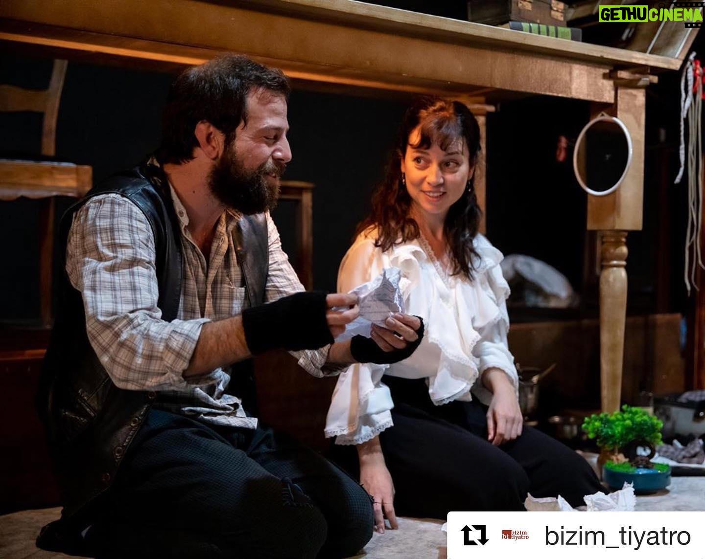 Derya Artemel - 6.2K Likes - “Masanın Altında”yı İstanbul’un farklı sahnelerinde oynamaya devam ediyoruz. Oyun tarih ve bilgileri için @bizim_tiyatro hesabını takip edebilirsiniz.
#Repost @bizim_tiyatro with @get_repost
・・・
“Masanın Altında” 13 Aralık 20.30’da Duru Tiyatro Kadıköy’de. Biletler tiyatrolar.com.tr ve sahne gişesinde.
Çevirmenlik yaparak geçimini sağlayan Florence, ek gelir elde etmek için yaşadığı evdeki çalışma masasının altını ayakkabı tamircisi bir göçmene kiralamıştır. Zaman geçtikçe, bir “kiracı kiracısı” olan Dragomir ile Florence arasındaki bağ güçlenmeye ve Florence’in hayatı değişmeye başlar. Kara mizah türündeki oyun, göçmenlik kavramına alışılmadık bir perspektiften bakarken, giderek yalnızlaşan bireyin sıkışmışlığını, kadın-erkek ekseninde anlatıyor.
#tiyatro #masanınaltında #bizimtiyatro