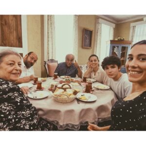 Derya Artemel Instagram - #KendiDüşenAğlamaz kamera arkası ve çok sevdiğim bir aile :) ❤️