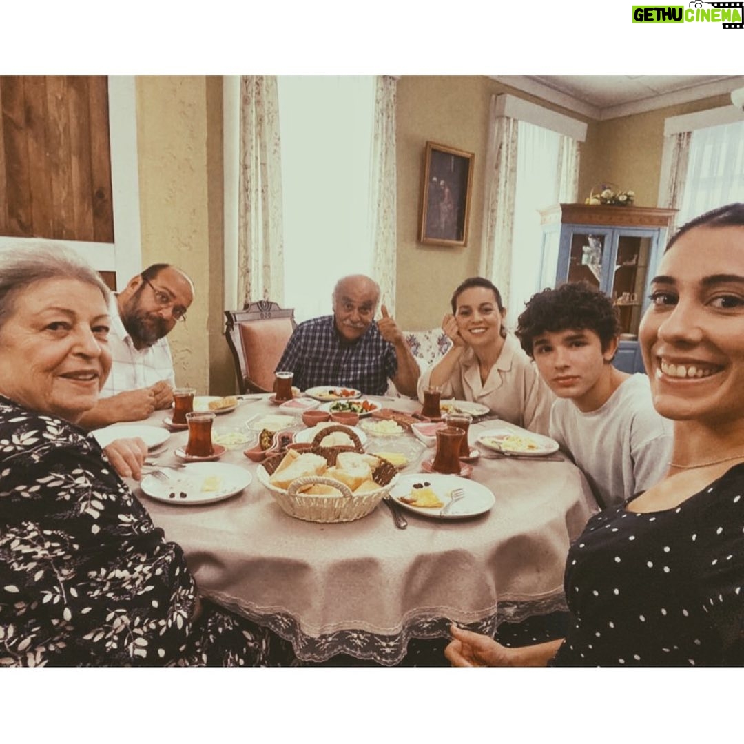 Derya Artemel - 7K Likes - #KendiDüşenAğlamaz kamera arkası ve çok sevdiğim bir aile :) ❤️