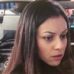 Derya Artemel Instagram - Geçmiş 20 yıl… Hayatta sevdiğim işi yapabildiğim için hep çok şanslı hissettim kendimi. Oyunculuk lise yıllarından beri hayalimdi, öyle böyle bir hayal değil ama, sevdası içimi yakıp kavuran, çalışıp çabalatan, gecemi gündüzüme katan.. :) Sahne üstü ve kamera önü çok mutlu olduğum, zamanın benim için durduğu yerler oldu hep. Harika insanlarla tanıştım, çalıştım. Her şey her zaman toz pembe değildi elbette. Hayal kırıklığı yaşadığım da oldu, “keşke başka türlü olsaydı” dediğim de ama tüm yaşadıklarım, zaman içinde bana öğrettikleriyle, kazandığım farklı bakış açılarına, aştığım duygulara, çıktığım yeni yollara dönüştü. Büyüdüm bu yolda. Hep çok şey öğrendim, yolumun kesiştiği pek çok insan çok şey öğretti bana. Hala öğreniyorum… Yıllar yılları kovalamışken bir hatıralar geçidi de buraya bırakayım dedim. :) Her projeden fotoğraf koyamadım ama yukarıdakiler sırasıyla Weisman ile Kızılyüz, Zerda, Aliye, Seher Vakti, Yol Arkadaşım, Cinayet, Araf, Kırgın Çiçekler, Masanın Altında, Çocukluk 🙏🏻🌾