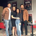 Derya Artemel Instagram - Dün gece Dostlarla Akşam Yemeği ile ilk kez seyirci karşısına çıktık. Yönetmenimiz ve benim hayatımda uzun zamandır ayrı bir yeri olan kıymetli Özen Yula’ya bu keyifli çalışma süreci için teşekkür ederim. Özge, Tansu ve Ümit, sizinle aynı sahneyi paylaşmak çok güzel, iyi ki beraberiz. Sahne arkasında emek veren tüm arkadaşlarım, tüm House of Performance ekibi, teşekkür ederim, güleryüzünüz ve desteğinizle bu süreci kolaylıkla ve güzellikle yaşamamızı sağladınız, sağlıyorsunuz. Ve House of Performance kurucularına, İstanbul’a yeni bir kültür sanat merkezi kazandırdıkları için ayrıca teşekkür etmek isterim. Biz her Çarşamba House of Performance sahnesinde, Bakırköy’de olacağız. Buluşmak dileğiyle.