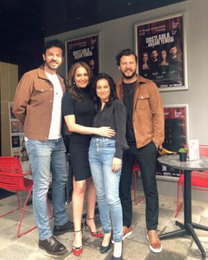 Derya Artemel Instagram - Dün gece Dostlarla Akşam Yemeği ile ilk kez seyirci karşısına çıktık. Yönetmenimiz ve benim hayatımda uzun zamandır ayrı bir yeri olan kıymetli Özen Yula’ya bu keyifli çalışma süreci için teşekkür ederim. Özge, Tansu ve Ümit, sizinle aynı sahneyi paylaşmak çok güzel, iyi ki beraberiz. Sahne arkasında emek veren tüm arkadaşlarım, tüm House of Performance ekibi, teşekkür ederim, güleryüzünüz ve desteğinizle bu süreci kolaylıkla ve güzellikle yaşamamızı sağladınız, sağlıyorsunuz. Ve House of Performance kurucularına,  İstanbul’a yeni bir kültür sanat merkezi kazandırdıkları için ayrıca teşekkür etmek isterim. Biz her Çarşamba House of Performance sahnesinde, Bakırköy’de olacağız. Buluşmak dileğiyle.