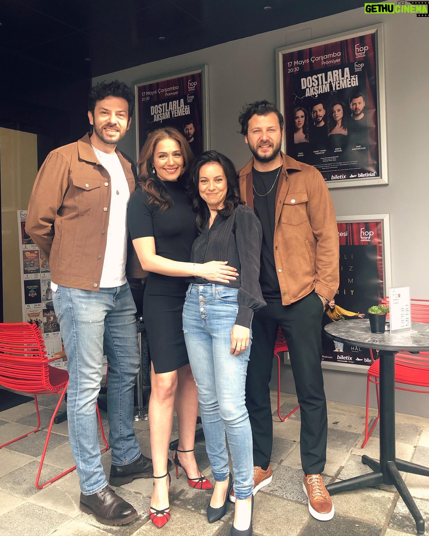 Derya Artemel - 2.8K Likes - Dün gece Dostlarla Akşam Yemeği ile ilk kez seyirci karşısına çıktık. Yönetmenimiz ve benim hayatımda uzun zamandır ayrı bir yeri olan kıymetli Özen Yula’ya bu keyifli çalışma süreci için teşekkür ederim. Özge, Tansu ve Ümit, sizinle aynı sahneyi paylaşmak çok güzel, iyi ki beraberiz. Sahne arkasında emek veren tüm arkadaşlarım, tüm House of Performance ekibi, teşekkür ederim, güleryüzünüz ve desteğinizle bu süreci kolaylıkla ve güzellikle yaşamamızı sağladınız, sağlıyorsunuz. Ve House of Performance kurucularına, İstanbul’a yeni bir kültür sanat merkezi kazandırdıkları için ayrıca teşekkür etmek isterim. Biz her Çarşamba House of Performance sahnesinde, Bakırköy’de olacağız. Buluşmak dileğiyle.