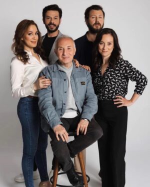 Derya Artemel Instagram - Dün gece Dostlarla Akşam Yemeği ile ilk kez seyirci karşısına çıktık. Yönetmenimiz ve benim hayatımda uzun zamandır ayrı bir yeri olan kıymetli Özen Yula’ya bu keyifli çalışma süreci için teşekkür ederim. Özge, Tansu ve Ümit, sizinle aynı sahneyi paylaşmak çok güzel, iyi ki beraberiz. Sahne arkasında emek veren tüm arkadaşlarım, tüm House of Performance ekibi, teşekkür ederim, güleryüzünüz ve desteğinizle bu süreci kolaylıkla ve güzellikle yaşamamızı sağladınız, sağlıyorsunuz. Ve House of Performance kurucularına,  İstanbul’a yeni bir kültür sanat merkezi kazandırdıkları için ayrıca teşekkür etmek isterim. Biz her Çarşamba House of Performance sahnesinde, Bakırköy’de olacağız. Buluşmak dileğiyle.