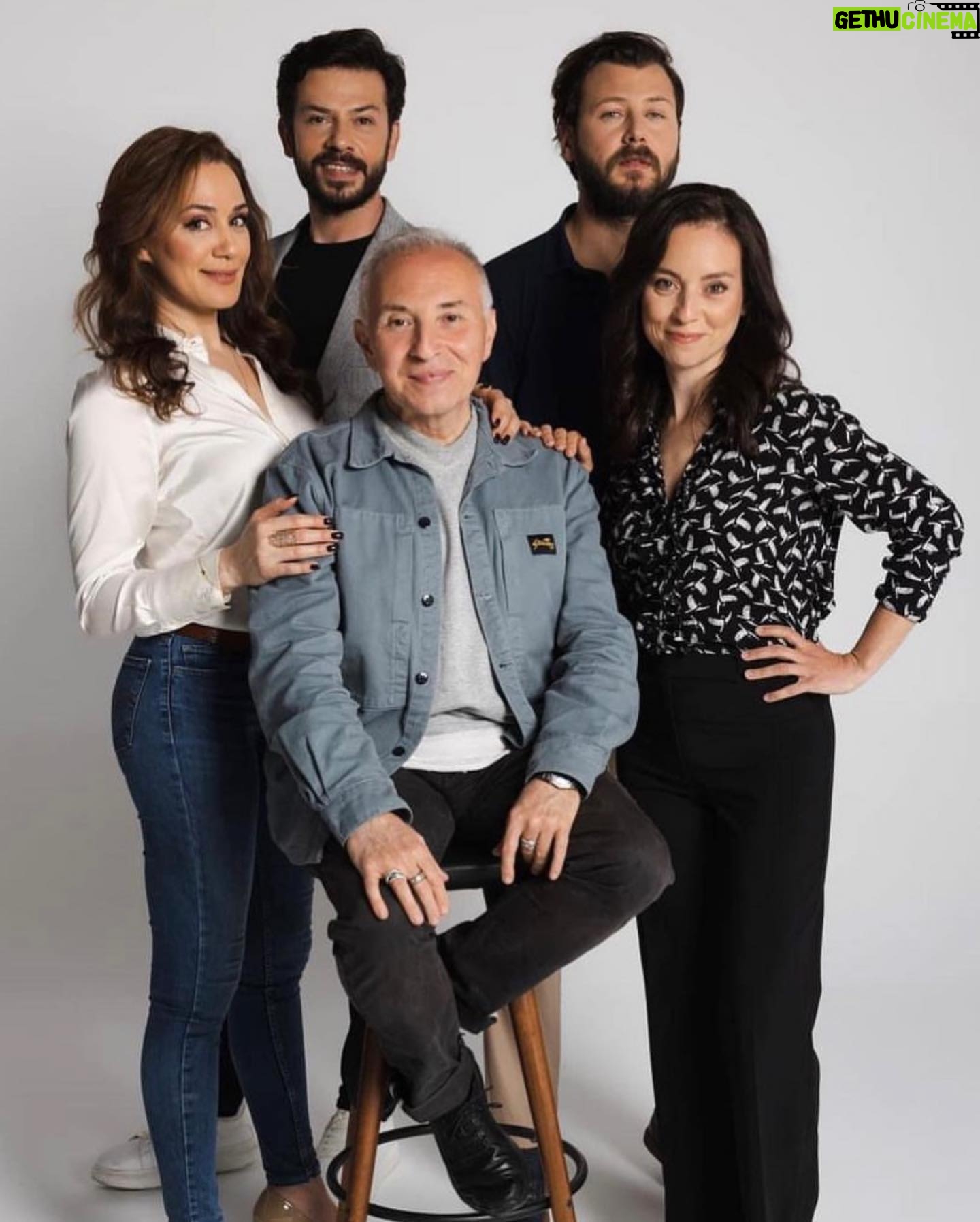 Derya Artemel - 2.8K Likes - Dün gece Dostlarla Akşam Yemeği ile ilk kez seyirci karşısına çıktık. Yönetmenimiz ve benim hayatımda uzun zamandır ayrı bir yeri olan kıymetli Özen Yula’ya bu keyifli çalışma süreci için teşekkür ederim. Özge, Tansu ve Ümit, sizinle aynı sahneyi paylaşmak çok güzel, iyi ki beraberiz. Sahne arkasında emek veren tüm arkadaşlarım, tüm House of Performance ekibi, teşekkür ederim, güleryüzünüz ve desteğinizle bu süreci kolaylıkla ve güzellikle yaşamamızı sağladınız, sağlıyorsunuz. Ve House of Performance kurucularına, İstanbul’a yeni bir kültür sanat merkezi kazandırdıkları için ayrıca teşekkür etmek isterim. Biz her Çarşamba House of Performance sahnesinde, Bakırköy’de olacağız. Buluşmak dileğiyle.