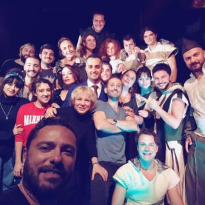 Derya Artemel Instagram - Sezonun son iki #Empatopya ‘sıyla 15 Mayıs’ta Oyun Atölyesi’nde, 30 Mayıs’ta Baba Sahne’deyiz. @emremollaoglu selfisiyle bir güzel ekip fotoğrafımızı da bu duyuru vesilesiyle buraya iliştireyim. “Esenlikler.” :)