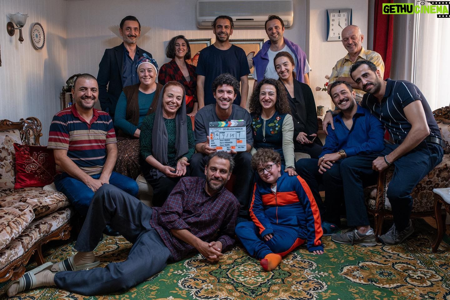 Derya Karadaş Instagram - İYİ BİR AİLE DEĞİLİZ filminin çekimleri başladı. @olympos.films tarafından yapılan @hakibicici ‘nin yazıp yönettiği ve ortak yapımcılığını üstlendiğimiz bu harika komedide bize muhteşem bir kadro eşlik ediyor. @kaanyildirim @erkankeka @sarpapak @deryakaradas1 @sinasiyurtsever @melisadogu @asiyedincsoy @nergiscorakci @h.tarhankaragoz @yakupturgut @berathekim @azizcanerinan ve @vedaterincin @hasibeeren ile başlayıp daha bir çok başarılı oyuncunun biraraya geldiği bu filmin görüntüleri @pekcakir ’a emanet ona ikinci kamerada @greg.wk eşlik ediyor. Yardımcı yönetmenimiz @mayapann ve ekibine, ışıkta @ceyhunparlak , gripte @samil3973 ve @ariset.grip ‘e seste @onuraksutaser , sanat yönetmenimiz @duygugulakan , kostüm şefimiz @esrabayram saçta @bayrakhuseyin ve makyajda @nessliiii ve her birinin özveriyle çalışan ekiplerine bizimle bu yolculuğa çıktıkları için teşekkür ederiz. Post prodüksiyonumuz için şimdiden çalışamaya başlayan @unitepostpro @yucelkurtul ve editörümüz @erkamerden ve asistan editörümüz mert şahinbay’a bir selam gönderiyoruz. @filmarka @apluslightingcamera @defne_catering ve Baltur’a ayrıca teşekkürler Filmin yapımcısı @musonmez ve ortak yapımcısı @tilkedili yürütücü yapımcımız @aliiyigit58 ve yapım ekibine binlerce teşekkür