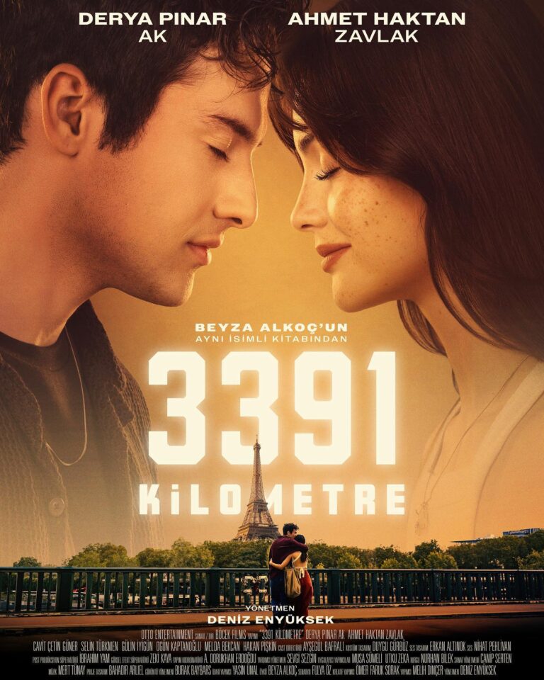 Derya Pınar Ak Instagram - Merhaba sevgili takipçilerimiz🌟 Karşınızda 3391 Kilometre için hazırladığımız 3 afiş. Yorumlara hangi afişi en çok sevdiğinizi yazarak filmimizin afişini seçmemiz konusunda bizlere yardımcı olmak ve bu sürece katkı sağlamak ister misiniz? Hadi yorumlara! 💛🎬✨#3391kmfilmoluyor