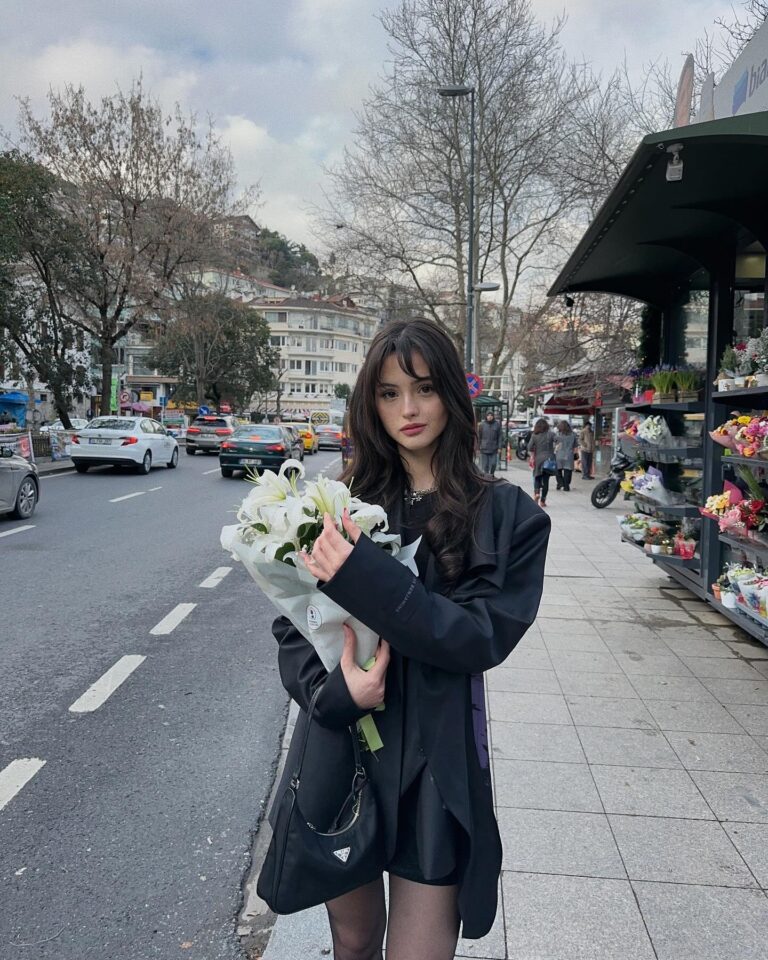 Derya Pınar Ak Instagram - .*･｡ﾟᵕ~☆.*･｡ﾟ styling: @elifduzgunzzz @lesbenjaminsturkiye