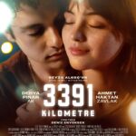 Derya Pınar Ak Instagram - Merhaba sevgili takipçilerimiz🌟 Karşınızda 3391 Kilometre için hazırladığımız 3 afiş. Yorumlara hangi afişi en çok sevdiğinizi yazarak filmimizin afişini seçmemiz konusunda bizlere yardımcı olmak ve bu sürece katkı sağlamak ister misiniz? Hadi yorumlara! 💛🎬✨#3391kmfilmoluyor