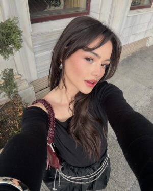 Derya Pınar Ak Instagram - 🪅
@elifduzgunzzz