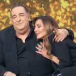 Despina Vandi Instagram - Με πόση χαρά ξεκίνησε η σημερινή μέρα και με πόση λύπη γέμισε… Δεν μπορώ να βάλω σε τάξη τις σκέψεις μου… Δίπλα του ξεκίνησα το ταξίδι μου στη μουσική. Δίπλα του την περίοδο που άρχισε να αγαπιέται από όλη την Ελλάδα εγώ να μαθαίνω τη σκηνή τη νύχτα και το περιτύλιγμα της και παράλληλα να διαβάζω στα καμαρίνια προσπαθώντας να πάρω το πτυχίο. Με ξεγέλασε με έναν τρόπο. Με έκανε να πιστεύω πως ο κόσμος της μουσικής είναι γεμάτος με Βασιληδες! Με τα χρόνια κατάλαβα τη μοναδικότητα του και δεν αναφέρομαι στην ντοπροσυνη της φωνής του ούτε και στα τραγούδια του. Ο Βασιλης αυτός ο άντρας με αυτό το εκτόπισμα που είχε που λατρευόταν σα ροκ σταρ αυτός που ξεκινούσε με το «καλησπέρα και καλή βραδιά»και τον αποθέωναν όλοι ,είχε μια σχεδόν παιδική αθωότητα που τη διατήρησε όλα αυτά τα χρόνια…Γενναιόδωρος ,με μια αφοπλιστική απλότητα, αληθινός και με πολλή αγάπη για όλους, τον ένοιαζε μόνο η σκηνή κι ο,τι γινόταν πάνω σε αυτήν. Σπάνιας κοπής άνθρωπος… Ζει στην καρδιά μου και τον ευγνωμονώ για όσα μου έμαθε συνειδητά και ασυνείδητα… Βασιλη… «Γελα μου»…1994…
