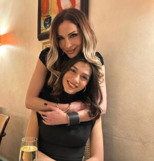 Despina Vandi Instagram - Αυτη η αγάπη ήρθε πριν 20 χρονια στη ζωή μου και την έλουσε με φως!
#happybirthday my eternal love #myqueen #soproudofyou