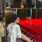 Destiny Monique Instagram – I love this red piano❣️ Just over here looking like I can play. Happy Monday my friends! 😁 
.
.
.
.
#redpiano #piano #fashionstyle #pantssuit #matchingset