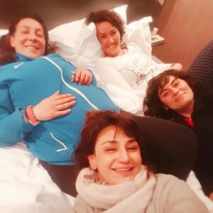 Devin Özgür Çınar Instagram - yavro çok yüksek olduğu için dört kişi bi yatakta yatmıştık tibitisi.şaka şaka o zamanlar yavro henüz 5 liracıktı.#parisinanahtarınıvermişlerdidealmamıştık