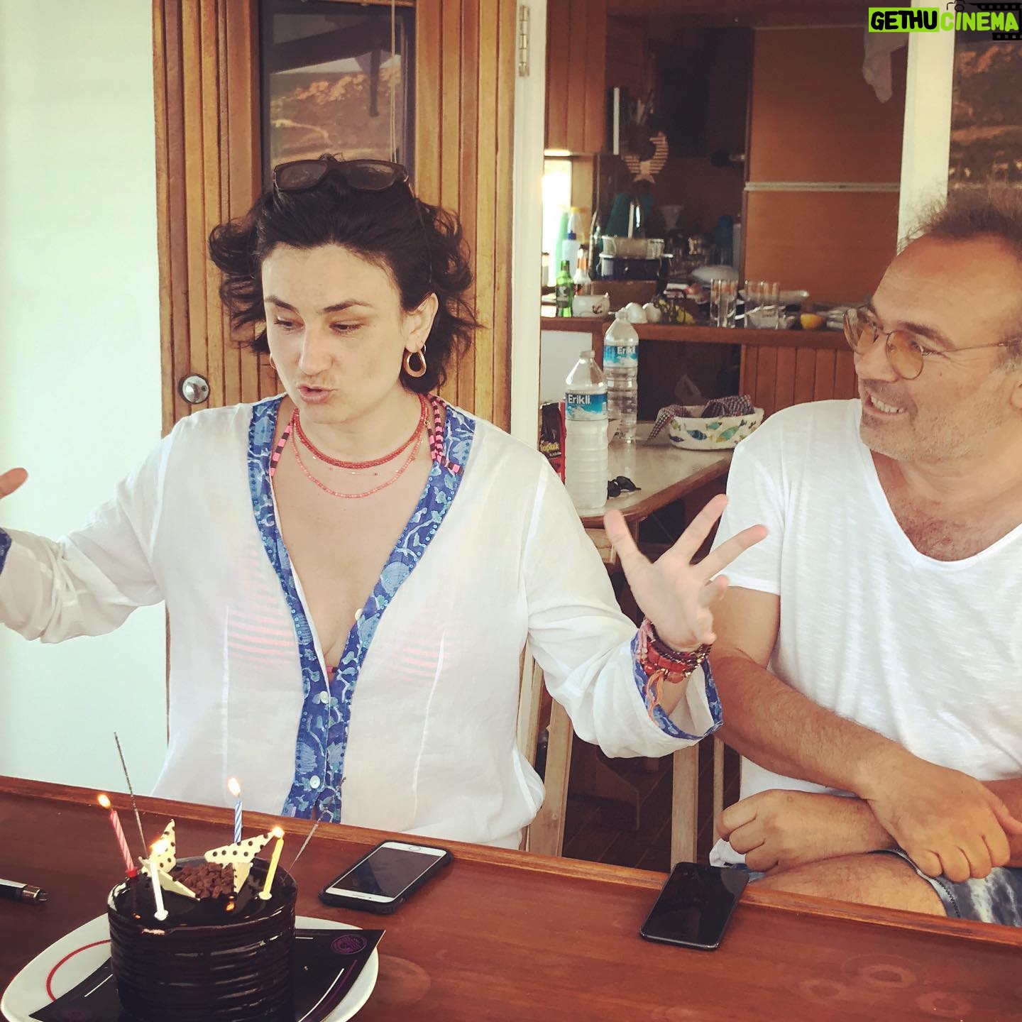 Devin Özgür Çınar - 5.7K Likes - bir yaşı daha devirdik yanımda en tatlılarla. ne dilekler dilendi, ne dilekler ❤️❤️❤️❤️