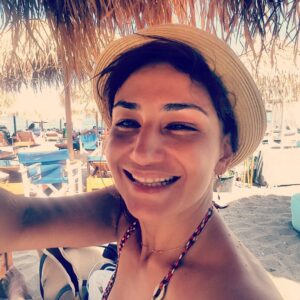 Devin Özgür Çınar Instagram - tatil bitiyor.şuraya hatırlamak için gülüşümü birakayim bari.⚘⚘⚘