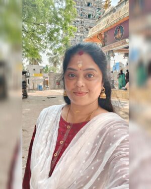 Devipriya Instagram - பொறுமையாக இருப்போம். தாமதங்கள் கண்டிப்பாக நம் வாழ்வில் அற்புதங்களை கொண்டுவரும்.✨✨✨
ஈசனை நம்பினோர் கைவிடப்படார் 🙏😇🙏
Friday blessings to all ✨🙌🌺
#goodvibes #fridayvibes #possitivevibes #blessings #dearsdarlingsdudes❤️❤️❤️❤️ #devipriya23_official #❤️