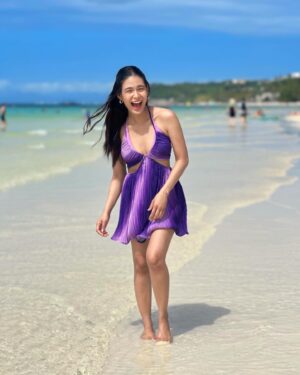 Devon Seron Instagram - Today's heat making me wish for sandy toes, salty air and tan lines! ☺️🏖️🌞 ganda-gandahan kahit haggard sa init 🥹😂