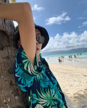 Devon Seron Instagram - Lost in paradise with my heartbeats. 🌴💕