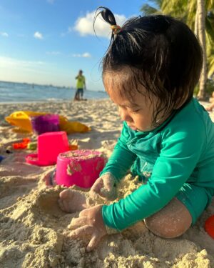 Devon Seron Instagram - Lost in paradise with my heartbeats. 🌴💕