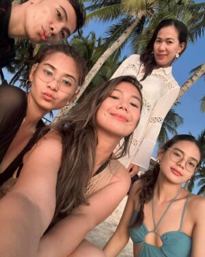 Devon Seron Instagram - Lost in paradise with my heartbeats. 🌴💕